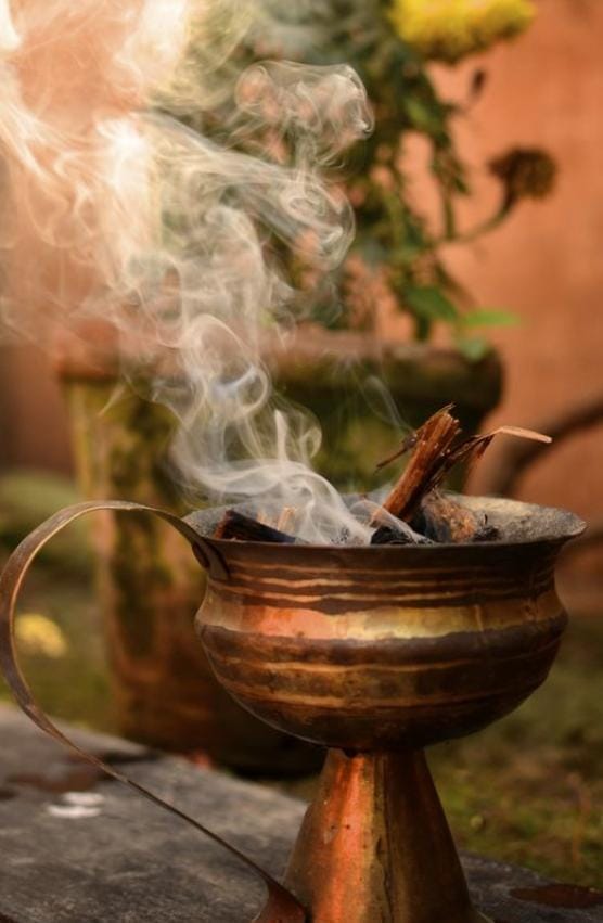 মামলা মোকদ্দমার হাত থেকে নিষ্কৃতি পেতে চাইলে দেবীর সামনে কালীপুজোর দিন থেকে টানা ৯ দিন গুলগুলের ধুনো জ্বালুন। ঋণ থেকে মুক্তি পেতে চাইলেও এক কাজ করবেন। 