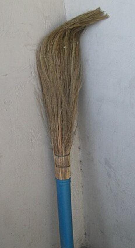 কালীপুজোর সন্ধ্যায় ভুলেও ঝাঁট দেবেন না। 