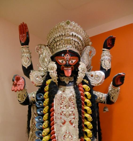 কালীপুজো বা লক্ষ্মীপুজোয় বসার আগেই ঘর থেকে সমস্ত আবর্জনা, নোংরা ফেলে দিন। (এই প্রতিবেদনটি ‘আনন্দ উৎসব’ ফিচারের একটি অংশ।)