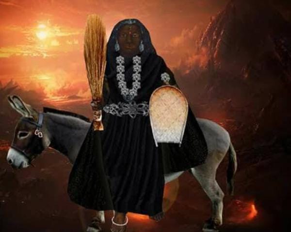 অলক্ষ্মী কৃষ্ণবর্ণা অর্থাৎ কালো। তাঁর হাতে ঝাঁটা থাকে, পরেন লোহার গহনা, রক্তমালা এবং রক্তকমল। গাধা তাঁর বাহন। 