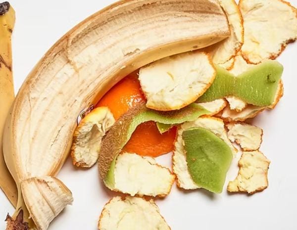 এ দিন গোবর দিয়ে একটা পুতুল গড়ে তাতে পুজো করাই নিয়ম। পিছু ফিরে বাঁ হাতে অবজ্ঞা সহকারে ফুল অর্পণ করে হয়। নৈবেদ্যে তাঁকে ফলের খোসা দেওয়া হয়। 