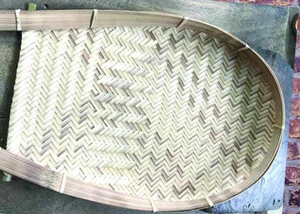 পুজো শেষে মূর্তি যখন বাড়ির একদম বাইরে রাখতে যাওয়া হয় তখন কুলো, টিন বাজাতে বাজাতে যাওয়া হয়। এ ভাবেই তাড়ানো হয় অলক্ষ্মী। 