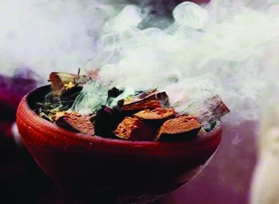 পাঠ করুন দেবী লক্ষ্মীর ধ্যানমন্ত্র। ধুপ ধুনোর গন্ধে আবাহন জানান দেবী লক্ষ্মীকে। 