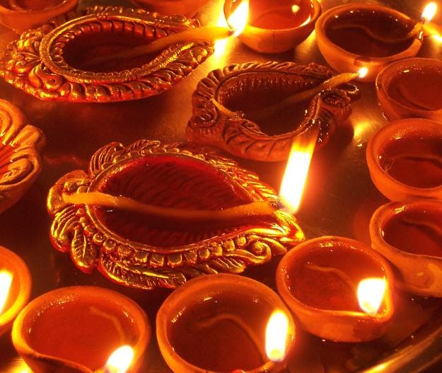 প্রদীপের আলোয় সাজিয়ে তুলুন গোটা বাড়ি। 