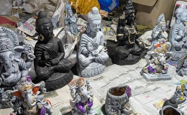 কথিত আছে এক বার এক রাজার কাছে এক জন কারিগর মূর্তি বিক্রি করতে আসেন। রাজা তাঁকে কথা দেন তাঁর কাছে যে মূর্তিই থাকুক না কেন তিনি সেটি কিনবেন। 