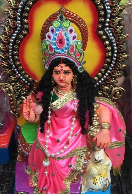 কিন্তু জানেন কি যখন দেবী রুষ্ট হন বা আপনার গৃহ ত্যাগ করেন সেই ইঙ্গিতও পাওয়া যায়? কী করে বুঝবেন যে দেবী লক্ষ্মী আপনার উপর রুষ্ট হয়েছেন সেটাই জেনে নিন। '