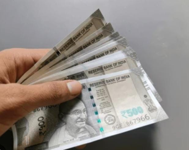 হাত থেকে টাকা পড়ে যাওয়া খারাপ ইঙ্গিত বলে মনে করা হয়। যদি কখনও আপনার হাত থেকে টাকা বা পয়সা পড়ে যায়, তা হলে সেটা কুড়িয়ে নিয়ে প্রণাম করে, দেবী লক্ষ্মীর কাছে ক্ষমা চান। তার পর সেটা যথাস্থানে রেখে দিন। 