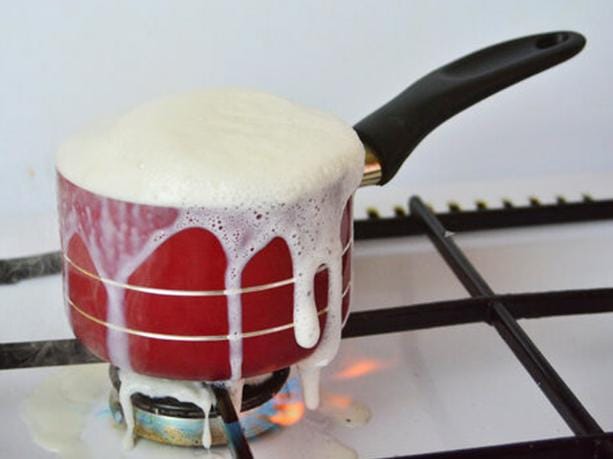 দুধ উথলে পড়ে যাওয়াও কিন্তু অনেক সময় বিপদের ইঙ্গিত হতে পারে। এর অর্থ দেবী রুষ্ট হয়েছেন। আপনার গৃহ ত্যাগ করেছেন। 