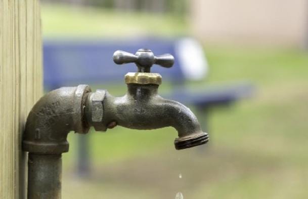 কল থেকে অনবরত জল পড়ে যাওয়াও খারাপ ইঙ্গিত। যে বাড়িতে কল থেকে অনবরত জল পড়ে সেখানে দেবী লক্ষ্মী থাকেন না। 