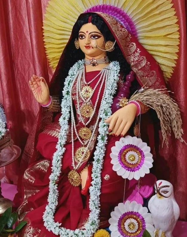 লক্ষ্মীপুজোর দিন পরিষ্কার, হালকা রঙের কাপড় পরা উচিত। সারা বাড়ি গঙ্গার জল ছিটিয়ে দিন। 