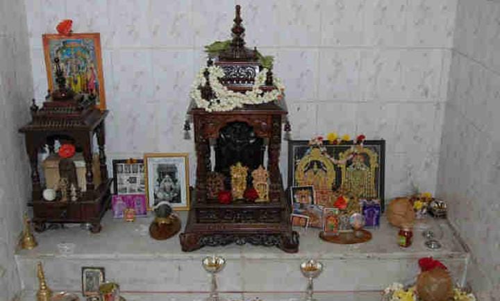 বাড়ি যতটা সম্ভব পরিষ্কার, পরিচ্ছন্ন রাখুন। বিশেষ করে ঠাকুরঘর, রান্নাঘর, প্রবেশ দ্বার। বিবাদ, অত্যাচার বন্ধ করুন। 