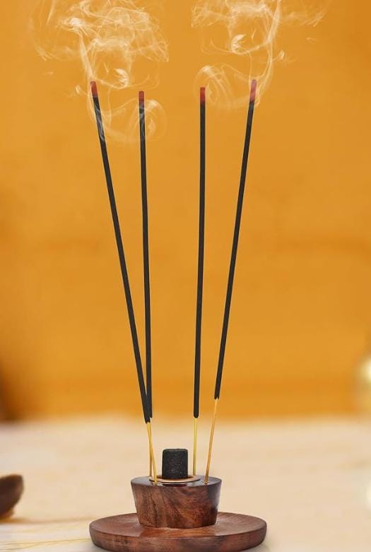 দেবীকে প্রসন্ন করতে লক্ষ্মীপুজোর সময় তাই কিছু নিয়ম মেনে চলুন। রোজ সন্ধ্যায় দেবীকে প্রদীপ দেখান। ধূপধুনো দিয়ে পুজো করুন। শঙ্খ বাজান। 