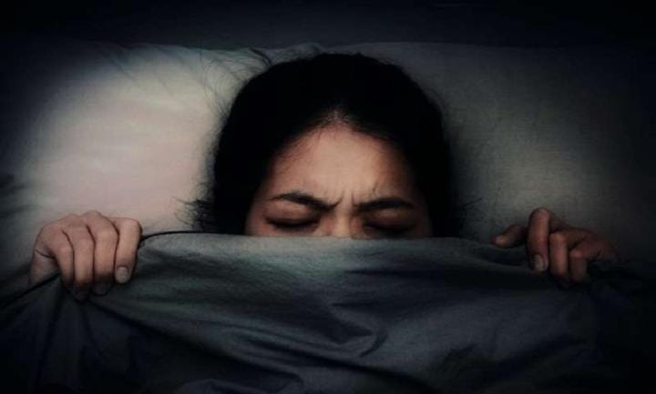 স্বপ্নেও দেবী লক্ষ্মী রুষ্ট হলে সেটার ইঙ্গিত পাওয়া যায়। যদি স্বপ্ন দেখেন যে আপনি ফুটো জামাকাপড় পরে আছেন বা ঘরে চুরি হয়েছে তাহলে বুঝবেন আগামীতে আপনার আর্থিক ক্ষতি হতে পারে। 