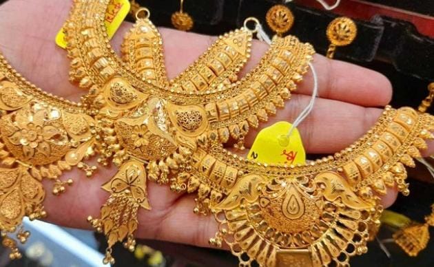 গয়না হাত থেকে পড়ে যাওয়া বা চুরি যাওয়ার অর্থ হল দেবী রুষ্ট হয়েছেন আপনার উপর। 