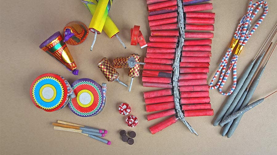 রাত পোহালেই কালীপুজো। তবে উদ্‌যাপন শুরু এখন থেকেই। যে দিকেই চোখ যায়, সেখানেই সারি দিয়ে সাজানো রয়েছে তুবড়ি থেকে ফুলঝুরির সম্ভার। সন্ধে নামতেই লাল, সবুজ, হলুদ রঙের খেলা শুরু।