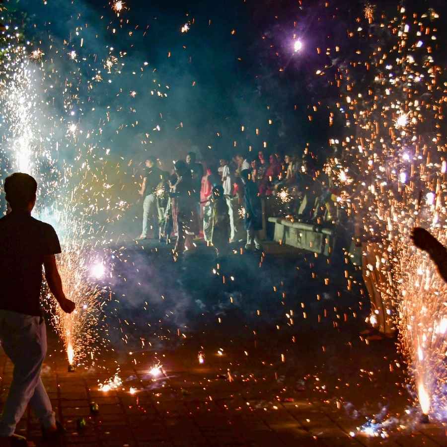  কিন্তু উৎসবের আলো আর রং মুহূর্তে মুছে যেতে পারে সামান্য অসাবধানতায়। বাজি ফাটান। তবে নিয়ম ও সতর্কতা মেনেই।  