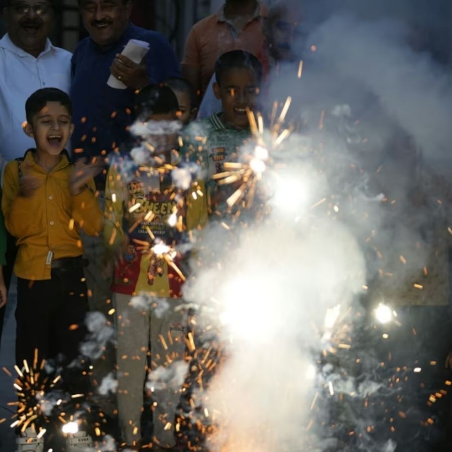  অনেক ক্ষেত্রে বাজি পোড়ানোর সময়ে আগুনের ফুলকি ছিটকে এসে পড়ে হাতে বা পায়ে। অথবা হাতে থাকাকালীনই হঠাৎ ফেটে গিয়ে বিপদ ঘটায় বাজি। 