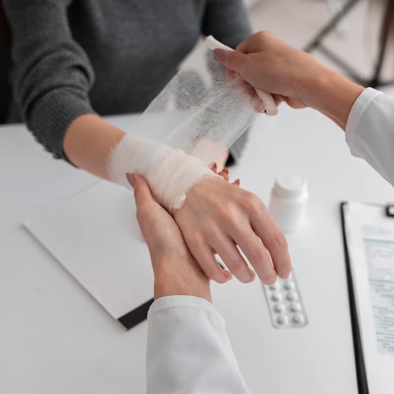 কেবলমাত্র চামড়ার উপরের অংশ পুড়ে গেলে বরফজল দিয়েই পরিস্থিতি সামাল দেওয়া সম্ভব। কিন্তু ভিতরে মাংসল অংশ ঝলসে গেলে হাসপাতাল ছাড়া উপায় নেই। 