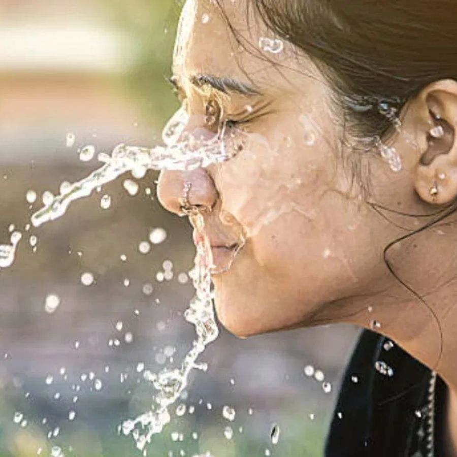 এ ক্ষেত্রে কখনওই চোখ ঘষা বা রগড়ানো যাবে না। বারে বারে ঠান্ডা জলের ঝাপটা দিতে থাকুন, যত ক্ষণ না পর্যন্ত জ্বালা কমে। 