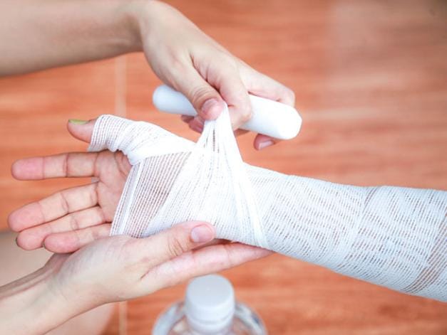 বাইরের ধুলো-ময়লার হাত থেকে ক্ষতস্থান বাঁচাতে হলে এক প্রকার গজ পাওয়া যায়, সেটি দিয়ে জড়িয়ে রাখতে পারেন সেটিকে। ( এই প্রতিবেদনটি ‘আনন্দ উৎসব’ ফিচারের একটি অংশ)।