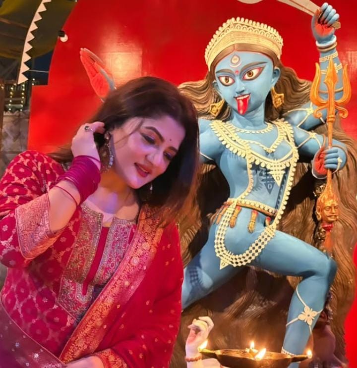  শহরের একটি কালীপুজোর উদ্বোধনে উপস্থিত ছিলেন শ্রাবন্তী চট্টোপাধ্যায়। গোলাপি এথনিকে দ্যুতি ছড়ালেন নায়িকা। 