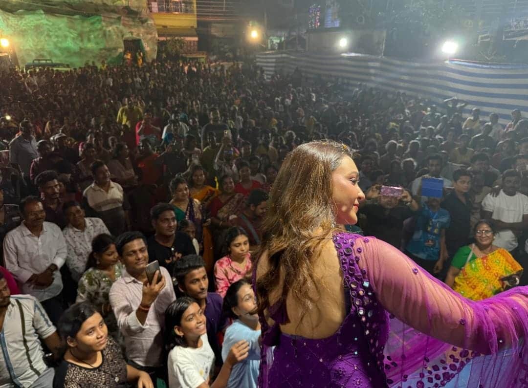 ভূত চতুর্দশীতে শহরে ছিলেন না কৌশানী মুখোপাধ্যায়। পুজোর উদ্বোধন নিয়ে তাঁরও বেশ ব্যস্ততাটেই কাটল সময়টা। বেগুনি চুড়িদারে তিনিও হয়ে উঠেছিলেন নজরকাড়া। 