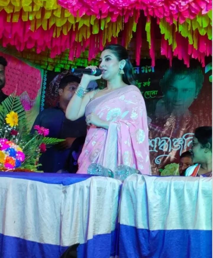 শহরের আরও একটি উদ্বোধনী অনুষ্ঠানে দর্শকদের ভিড়। এখানের মধ্যমণি ঐন্দ্রিলা সেন। হালকা গোলাপি রঙের শাড়ি পরে এলেন অভিনেত্রী। স্বল্পসাজেই অপরূপা নায়িকা। 