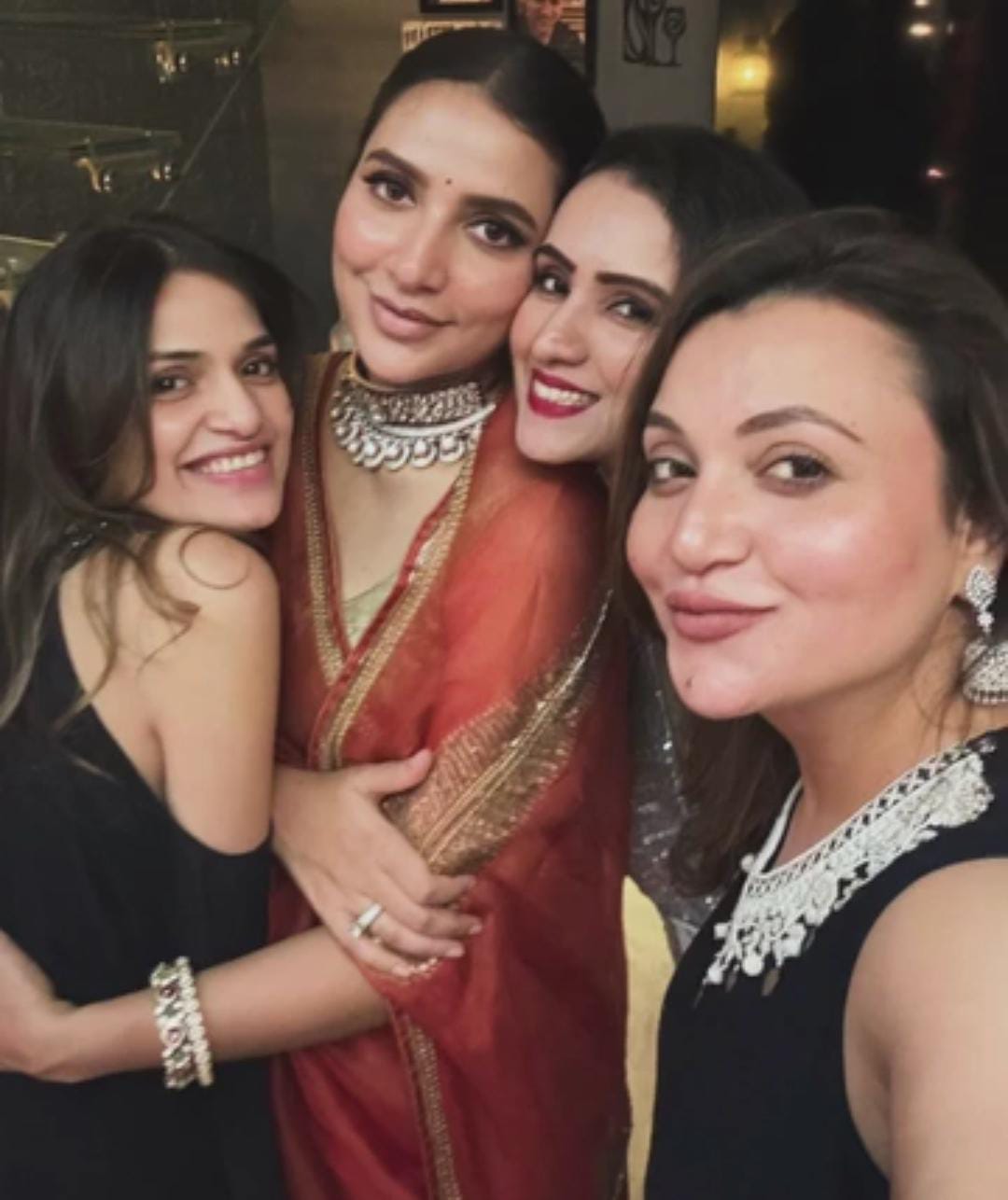 পরিবার এবং কাছের মানুষদের সঙ্গে উৎসবের আমেজ উপভোগ করতে ব্যস্ত শুভশ্রী গঙ্গোপাধ্যায়। 