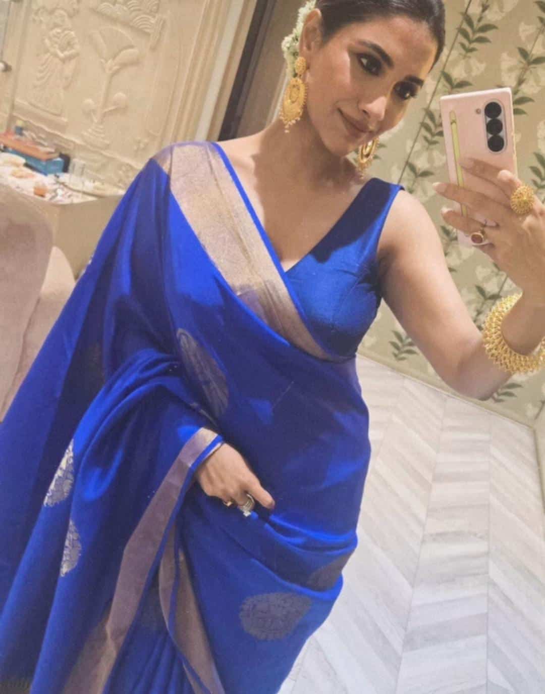 আরও একটি কালীপুজোর উদ্বোধনে উপস্থিত ছিলেন ‘বিনোদিনী’ রুক্মিণী মৈত্র। 