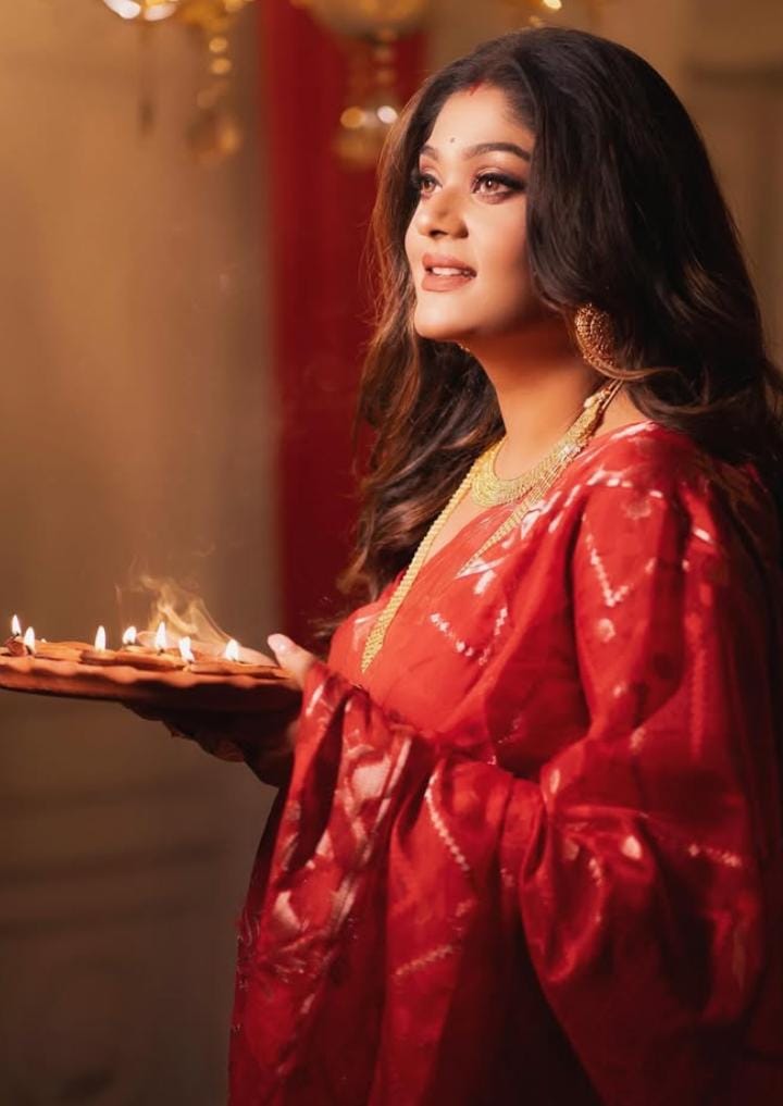  পরনে লাল শাড়ি, পিঠে এক ঢাল খোলা চুল। পরিমিত রূপটানেই দীপ্তি ছড়ালেন পর্দার ‘ভাদু’ অর্থাৎ মিষ্টি সিংহ। 