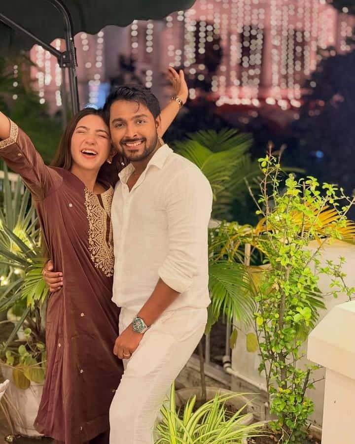  চলতি বছরই জীবনের নতুন অধ্যায়ে পা দিয়েছেন অনন্যা গুহ। আলোর উৎসবটা কাটালেন মনের মানুষের সঙ্গেই। 