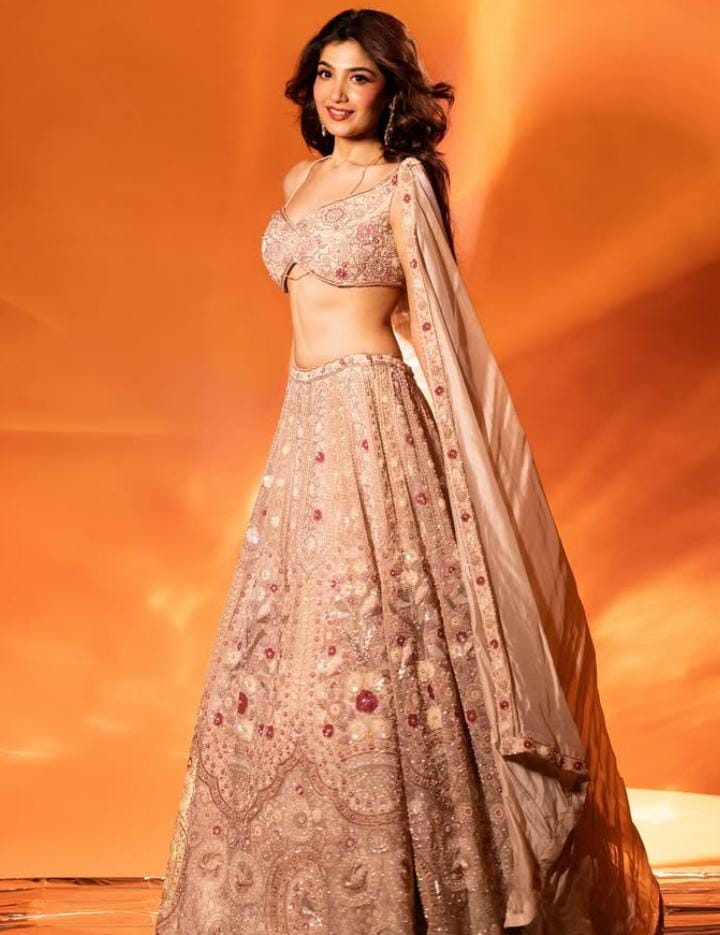 ঝলমলে লেহঙ্গায় নজরকাড়া লহমা ভট্টাচার্য। (এই প্রতিবেদনটি ‘আনন্দ উৎসব’ ফিচারের একটি অংশ)।