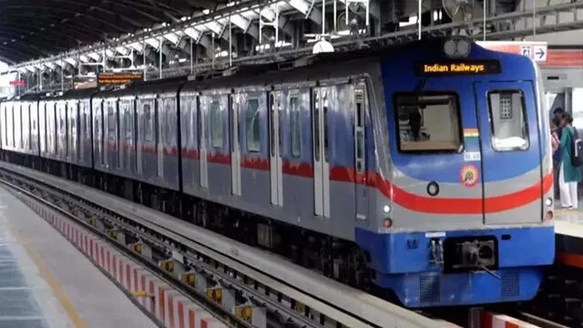 মেট্রোর সামগ্রিক সময়সূচি বদল: এ দিন সকালে নোয়াপাড়া থেকে শহিদ ক্ষুদিরাম যাওয়ার প্রথম মেট্রো ছেড়েছে সকাল ৭টা ৫৪ মিনিটে। অর্থাৎ - রোজের থেকে কিছুটা দেরিতে। 