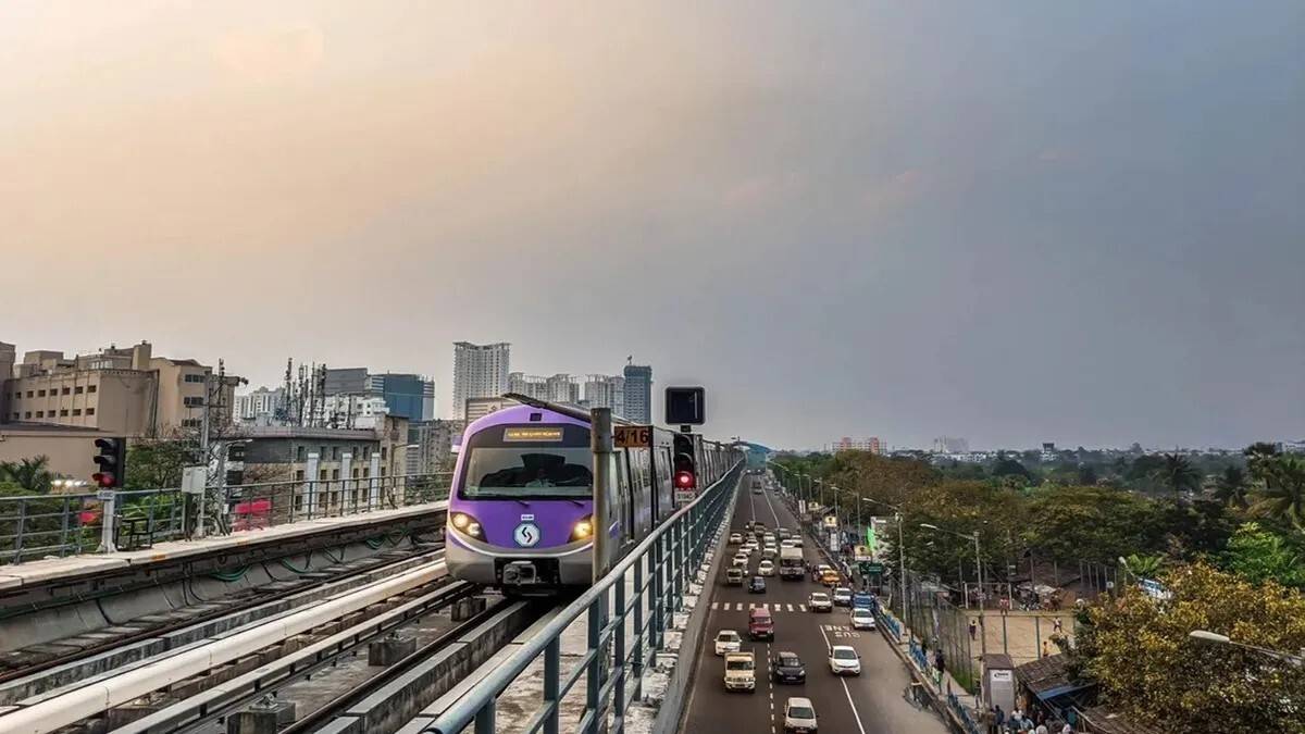 গ্রিন লাইনে মেট্রো সংখ্যা কমছে: এ দিন গ্রিন লাইনে (হাওড়া ময়দান - সল্টলেক সেক্টর ফাইভ) মেট্রোর সংখ্যা কমিয়ে ১২৪টি করা হয়েছে। যদিও প্রথম ও শেষ মেট্রোর সময়সূচি অপরিবর্তিত থাকছে (অন্যান্য দিনের মতো)।