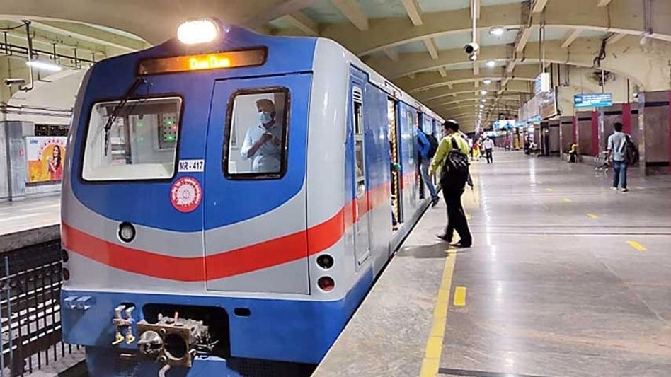 ইয়েলো, পার্পল ও অরেঞ্জ লাইনেও সময়সূচি পরিবর্তন: কালীপুজোর দিন ইয়েলো (নোয়াপাড়া - জয় হিন্দ বিমানবন্দর), পার্পল (জোকা - মাঝেরহাট) এবং অরেঞ্জ (বেলেঘাটা - কবি সুভাষ) লাইনেও মেট্রোর সংখ্যা ও সময়ের পরিবর্তন ঘটেছে।