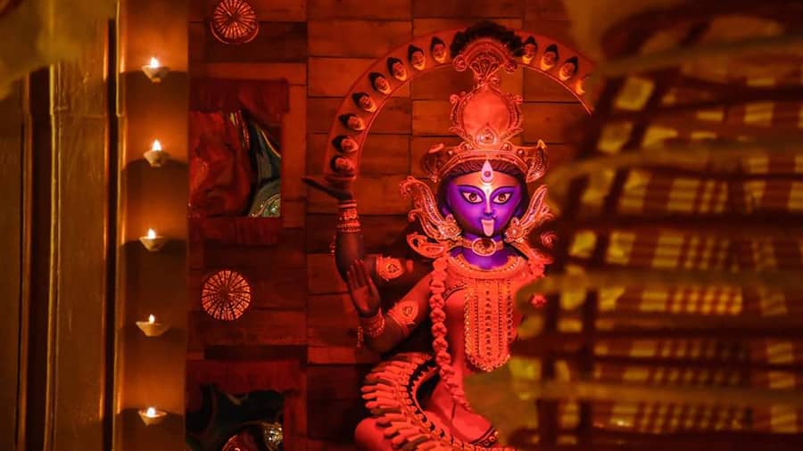 আজ কালীপুজো। দুর্গাপুজোর মতোই এখন বারোয়ারি কালীপুজোগুলিতেও বেড়েছে থিমের দাপট। কলকাতা থেকে শুরু করে শহরতলি কিংবা জেলা, সর্বত্রই পুজোর আয়োজক ক্লাব ও কমিটিগুলি পরস্পরকে টেক্কা দিতে প্রস্তুত। এমনই কয়েকটি পুজোর তথ্য রইল এখানে। 