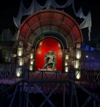 এ বার কালীপুজোর 'ভাসমান' মণ্ডপ দেখতে হলে যেতে হবে দমদম মেট্রো স্টেশনের নিকটবর্তী বিবেকানন্দ সুইমিং পুলে। কারণ, এখানে জলের উপরে সমগ্র মণ্ডপটি নির্মাণ করা হয়েছে। থিমের নাম দেওয়া হয়েছে 'জলজ'। 