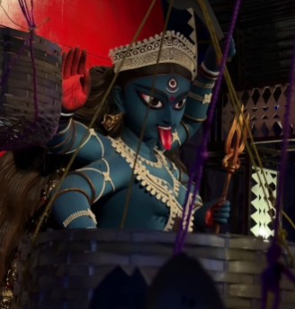  মৎস্যজীবীদের জীবনযাত্রার নানা দিক তুলে ধরা হয়েছে এই মণ্ডপে। অনবদ্য এই থিম দর্শনার্থীদের যারা উপহার দিচ্ছে, তারা হল ১৪ নম্বর ওয়ার্ড কমিটি কালীপূজা কর্তৃপক্ষ। 