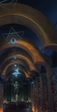 দমদম স্টেশনের কাছেই আরও একটি কালীপুজোর মণ্ডপ দর্শকদের আকর্ষণের কেন্দ্রবিন্দু হয়ে উঠেছে। সৌজন্যে জপুর জয়শ্রীর শ্যামাপুজোর আয়োজন। 