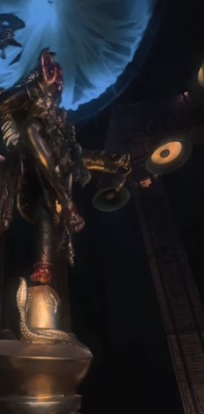 এখানে দেবীকে অনন্য ভাবে উপস্থাপিত করা হয়েছে। সাধারণত, কালী দণ্ডায়মান থাকেন শায়িত শিবের উপরে। কিন্তু, এখানে দেবীকে শিবলিঙ্গের উপরে নটরাজের ভঙ্গিতে দাঁড়িয়ে থাকতে দেখা যাবে। 