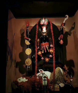 দক্ষিণ কলকাতার টালিগঞ্জ এলাকায় রুষা শক্তি সেবা কেন্দ্রের এ বারের কালীপুজোর থিম - 'নিশির ডাক'! মণ্ডপে ঢুকলেই একটা গা ছমছমে পরিবেশ দেখা এবং অনুভব করা যাবে। 