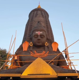 উত্তরবঙ্গের প্রাণকেন্দ্র শিলিগুড়ি শহরেও কালীপুজোর জমজমাট আয়োজন করা হয়েছে। বারোয়ারি পুজোগুলির মধ্যে বিশেষ করে নজর কাড়ছে টিএস ক্লাবের আয়োজন। 