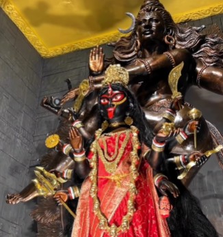 এ বছরের পুজোয় কালীকেই দুর্গা রূপে আরাধনা করা হচ্ছে। তাই দেবী এখানে দশভূজা। এ ছাড়াও মণ্ডপসজ্জায় সর্বত্রই দেবাদিদেব মহাদেবের নানা রূপে উপস্থিতি দেখা যাবে।   (এই প্রতিবেদনটি ‘আনন্দ উৎসব’ ফিচারের একটি অংশ।)