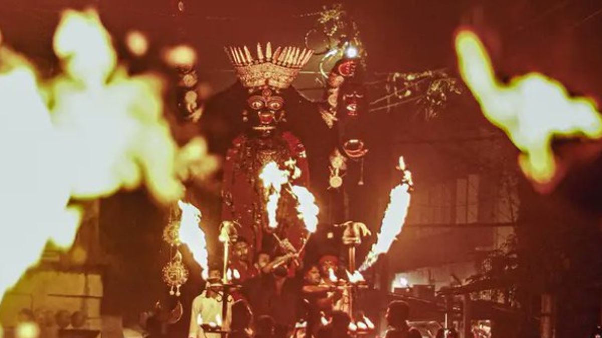 শান্তিপুরের ঐতিহ্য শিলিগুড়িতে: এ বছর শিলিগুড়ির মানুষ দেখলেন 'বামা কালীর নাচ'! সুভাষপল্লির তরুণ অ্যাথলেটিক ক্লাবের উদ্যোগে। 