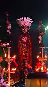 কুমোরটুলি থেকে মণ্ডপে: কালীপুজোর প্রাক্কালে প্রতিমা কুমোরটুলি থেকে আনা হয়। রাতে মশাল শোভাযাত্রার করে প্রতিমা মণ্ডপে পৌঁছয়। সেই শোভাযাত্রাতেই 'বামা কালীর নাচ' দেখা যায়!