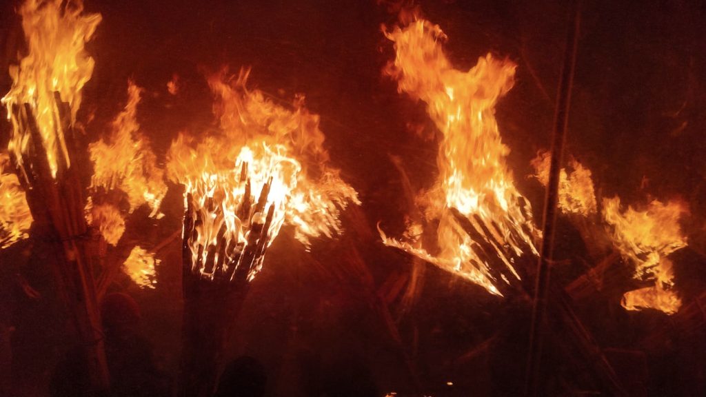 ঢাক-ঢোল ও মশালের আলো: ঢাক-ঢোলের তালে নাচ চলতে থাকে। মশালের আলোয় প্রতিমাকে কাঁধে নিয়ে নাচিয়ে তোলেন ভক্তরা!