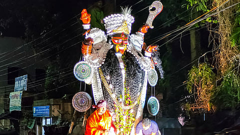মুগ্ধ শহরবাসী: এই নাচের দৃশ্য দেখতে প্রচুর মানুষ ভিড় করেন। শিলিগুড়িতে এমন বামা কালী নাচ আগে কেউ কখনও দেখেননি।