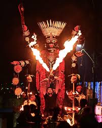 সোশ্যাল মিডিয়ায় ভাইরাল: উদ্যোক্তাদের এই অনন্য আয়োজন ইতিমধ্যেই ভাইরাল হয়েছে সমাজমাধ্যমের পাতায়। বহু মানুষ দেখে ফেলেছেন শিলিগুড়িতে বামা কালীর এই নাচ।  (এই প্রতিবেদনটি ‘আনন্দ উৎসব’ ফিচারের একটি অংশ)।