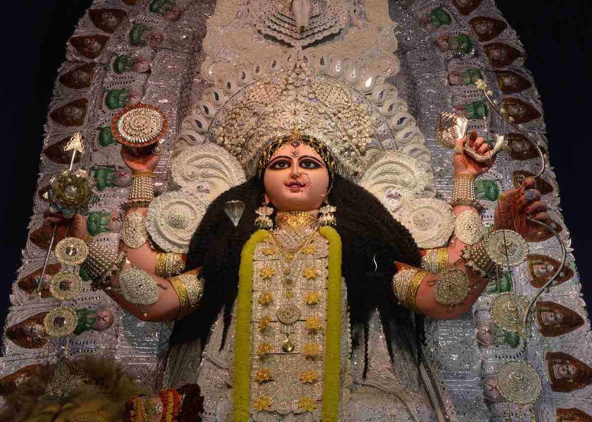 এই চন্দননগরের অন্যতম প্রাচীন বারোয়ারি জগদ্ধাত্রী পুজোর আয়োজক হল - বাগবাজার সর্বজনীন জগদ্ধাত্রী পূজা কমিটি। 