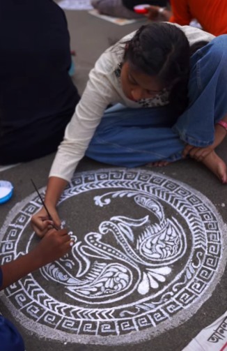 পুজো উপলক্ষে গত ১৫ বছর ধরে উদ্যোক্তারা রাস্তায় আলপনা আঁকার প্রতিযোগিতা আয়োজন করছেন।